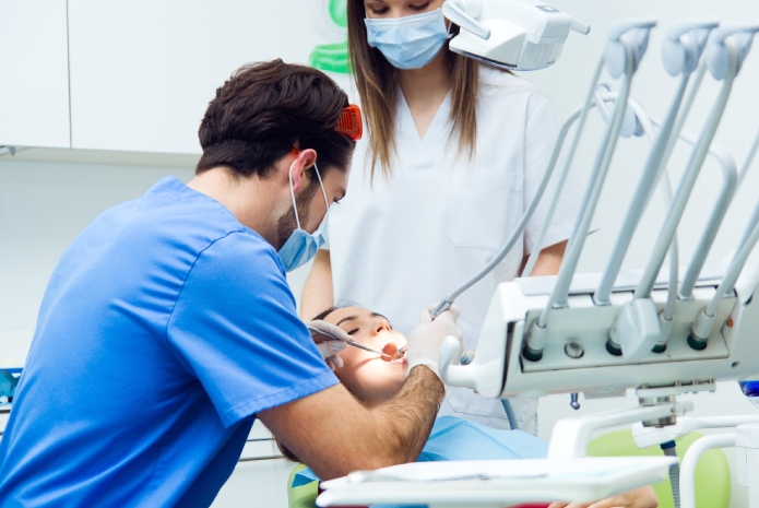 Más allá del trabajo en la clínica, salidas laborales para los titulados en Odontología 