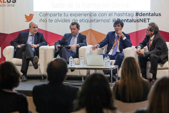 Los doctores José María Malfaz, Antonio Bowen y David Gallego, presidentes, respectivamente, de la Asociación Española de Endodoncia (AEDE); la Sociedad Española de Implantes (SEI) y la Sociedad Española de Cirugía Bucal (SECIB), junto a José Luis del Moral, moderador del encuentro.