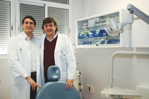 Los investigadores Daniel Torres -izda.- y José Luis Gutiérrez, directores del Máster en Cirugía Bucal de la Facultad de Odontología de la Universidad de Sevilla.