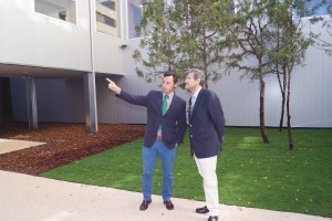 El presidente del Colegio de Odontólogos y Estomatólogos de la I Región, el Dr. Ramón Soto-Yarritu, recibió al director de GACETA DENTAL, José Luis del Moral, en la nueva sede días antes de la inauguración oficial.