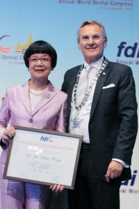 El Dr. Patrick Hescot junto a su antecesora en el cargo, la Dra. Tin Chun Wong.