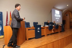 El Dr. Florencio Monje, durante su ponencia en el curso de cirugía ortognática, junto con los directores del mismo, los doctores Federico Hernández Alfaro y Jesús Sánchez Gutiérrez.