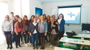 Los alumnos, con Laura Donaire, odontóloga y docente de ETEE, y Maika Lorenzo, gerente del colegio de higienistas madrileño.