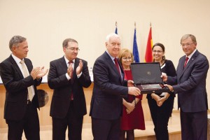 El Dr. Miñana recogiendo la placa de manos del Dr. Llobell.
