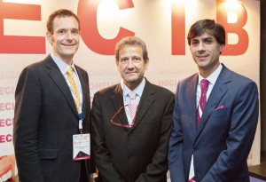De izda. a dcha. el actual presidente de SECIB, el Dr. Eduard Valmaseda; José Luis del Moral, director de GACETA DENTAL, y David Gallego, anterior presidente de la sociedad.