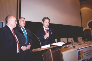 De izda. a dcha., Francisco Gutiérrez, presidente de ACADEN; Pedro Herrera, vicepresidente, y José Luis del Moral, director de GACETA DENTAL, durante el momento de la entrega de la placa conmemorativa.