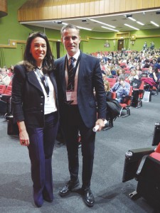 Los doctores Dolores Oteo y Juan Carlos Pérez, en la Facultad de Medicina de la Universidad Complutense de Madrid.