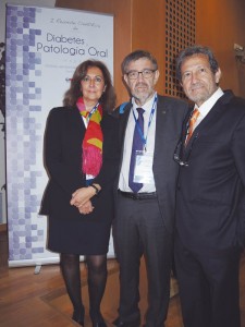 De izda. a dcha., los doctores Mª Luisa Somacarrera y José López, junto a José Luis del Moral, director de GACETA DENTAL.