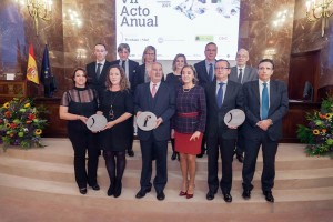 Foto de familia de los galardonados, con la secretaria de Estado, Carmen Vela, y representantes de Fenin.