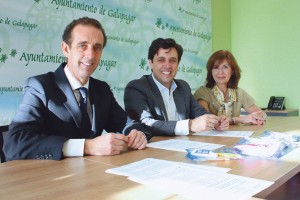 A la izda., el doctor Antonio Montero, presidente del COEM; junto al alcalde de Galapagar, Daniel Pérez Muñoz, y la concejala de Familia, Encarna Ibáñez.