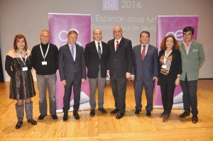 El presidente de AEDE, el Dr. José María Malfaz –cuarto por la dcha.–, flanqueado por los ponentes que participaron en el primer bloque del Simposio.