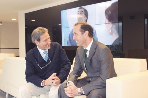 El Dr. Antonio Montero charlando animadamente con José Luis del Moral, director de GACETA DENTAL, en la sede del COEM.