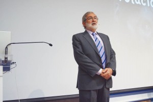 El Dr. Javier García Barbero en un momento de la conferencia inaugural del cico científico.