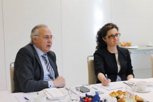 Los doctores Luis Cuadrado de Vicente y Elena Figuero, en un momento del desayuno de trabajo.