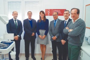 Asistentes a la inauguración oficial de la clínica dental solidaria en el CETI de Melilla.