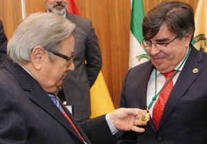 El Dr. Ángel Rodríguez Brioso hace entrega de la primera Medalla de Oro al Dr. Manuel Alfonso Villa Vigil expresidente del Consejo General de Odontólogos y Estomatólogos de España.