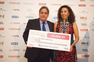 Juan Manuel Molina, director general de Henry Schein para España y Portugal, firma patrocinadora de la categoría, fue el encargado de entregar el cheque a María Victoria Cabañas en los Premios Gaceta Dental de 2015.