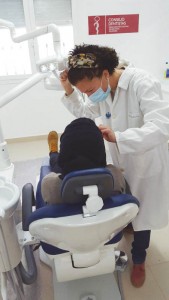 La Dra. Sonia Rubiano Segovia atendiendo a uno de los niños residentes en el CETI.