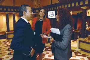 El doctor Óscar Castro con representantes del parlamento murciano.