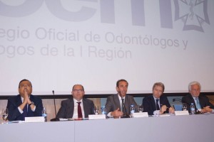 De izda. a dcha., Óscar Castro (Consejo de dentistas), Carlos Moreno (Ministerio de Sanidad), Adolfo Ezquerra (Consejería de Sanidad de Madrid), Antonio Montero (COEM) y Vicente Jiménez (COEM).