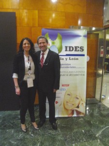 La presidenta de HIDES Castilla y León, Eva López de Castro, con el director de GACETA DENTAL, José Luis del Moral.
