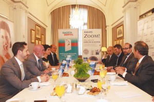 El encuentro, patrocinado por Philips Zoom!, reunió a destacados profesionales del ámbito nacional en el campo del blanqueamiento dental.