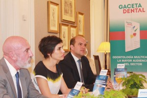 De izda. a dcha., los doctores Jesús Oteo, Isabel Giráldez y Jesús Creagh.