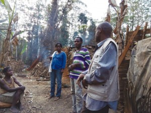 Felicité y Laundry, enfermeros de Djoum y Mintom, hablando con uno de los representantes del poblado y explicando al resto de población las dinámicas a realizar.