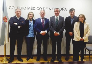 El Dr. de la Hoz con el Dr. José María Suárez, presidente del Colegio de Dentistas de A Coruña, y miembros de la Junta de Gobierno de la organización.