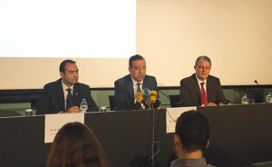 Los doctores Antoni Gómez, presidente del COEC; Óscar Castro, presidente del Consejo de Dentistas de España; y Manuel Bravo Pérez, vicedecano de la Facultad de Odontología de Granada, durante la presentación de la Encuesta en el COEC.