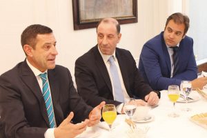 De izda. a dcha. los doctores José Luis Calvo Guirado, Manuel Fernández y Daniel Cárcamo en un momento del desayuno.