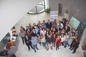 Alumnos y responsables del «Experto Universitario en Implantología y Estética Multidisciplinar» en el acto de clausura.