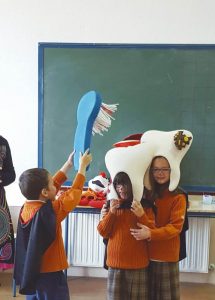 Los niños aprendieron a conocer de una forma divertida sus propios dientes.
