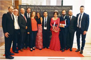 Fotografía de los premiados, con el presidente de la EFHRE Internacional University, el Dr. Jaime Rodríguez (en el centro).