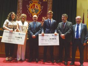 Los ganadores de la séptima edición de las Becas Proclinic, Nagore Ambrosio Elejalde y Pedro Diz Iglesias posan con sus respectivas becas en el acto celebrado en el Salón Noble Fonseca de la Universidad de Santiago de Compostela.