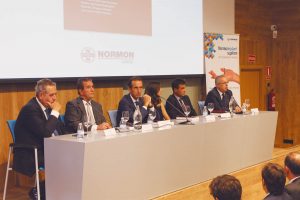El Dr. Antonio Montero, presidente del COEM, encabezó la mesa de presentación del libro «Dientes retenidos I», en el salón de actos colegial ante la presencia de más de 200 personas.