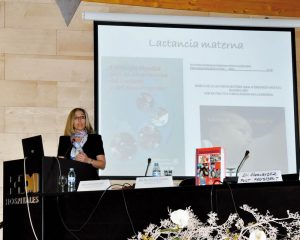 La Dra. Paola Beltri dictando una conferencia durante las Jornadas de Pediatría-Odontopediatría organizadas por la SEOP.