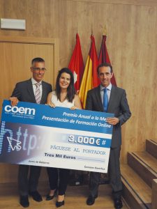 Cristina Díaz Sánchez, ganadora del Premio de Presentación Online, con el cheque que le fue entregado por los doctores Eugenio Gran de Oro (izda.) y Antonio Montero.