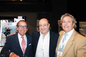 De izda. a dcha., los doctores Alfonso Gónzalez de Vega y Pomar, del comité organizador del Congreso; Alejandro Padrós y Juan Carlos Vara de la Fuente, presidente del Congreso SEI.