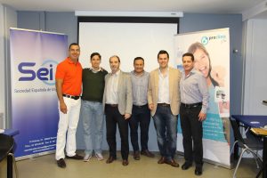 Los doctores Padullés y Delgado con los alumnos.