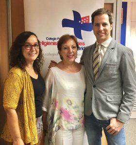 El Dr. Bruno Baracco y Dory Sánchez, en el centro, junto a Leonor Martín-Pero Muñoz, del Colegio de Higienistas de Madrid.