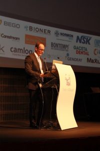 El Dr. Alberto Sicilia durante su intervención en el Congreso de la Sociedad Española de Implantes celebrado el pasado mes de octubre en Madrid. 
