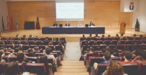 Vista general del salón de actos que acogió la presentación de la tercera edición de la Residencia Odontológica 2017.