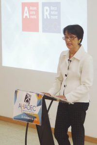 La presidenta de AHIADEC, Montserrat Conill, durante el discurso institucional del 25 aniversario de la asociación.