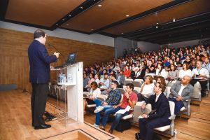 El Dr. Segura en su ponencia.