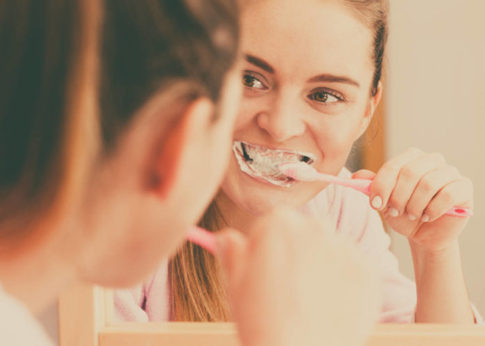 shutterstock_Voyagerix Cepillado de dientes.