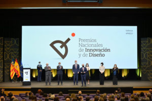 Los Reyes hacen entrega del Premio Nacional de Innovación a Eduardo Anitua