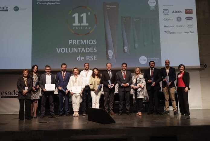 Foto de familia de los galardonados con los Premios Voluntades de RSE 2022
