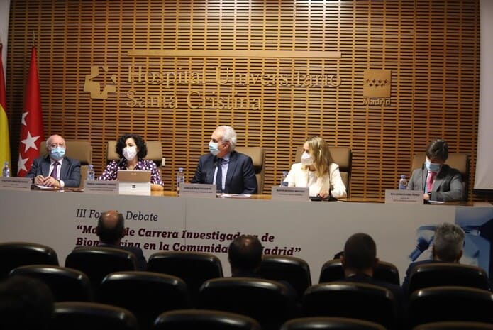 tercer Foro-Investigación-Carrera-Madrid Francisco Sanchez Madrid, director científico del IIS La Princesa, Teresa Chavarría, directora general de investigación, docencia y documentación, Enrique Ruiz Escudero, consejero de salud de la Comunidad de Madrid, Marta Moreno Mínguez, vicepresidenta de la Fundación AstraZeneca y Guillermo Ceñal Pérez , director del 'Hospital Santa Cristina