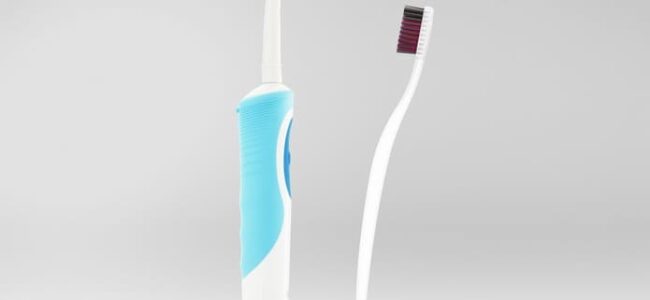 ¿Es mejor usar un cepillo de dientes manual o uno eléctrico?